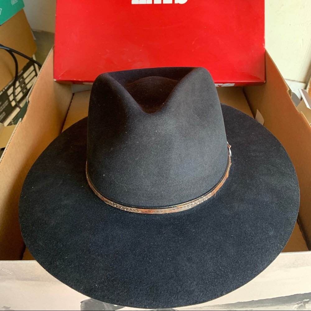 Black Stetson hat with brown leather trim.